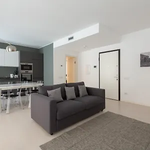 https://porta-nuova-bright-and-roomy-flat.italymilanhotels.net